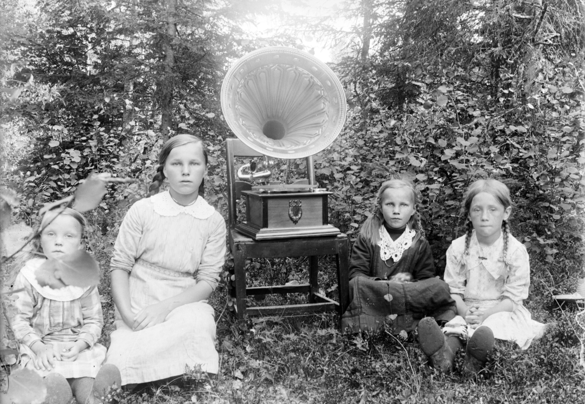 Engebret Dalen Olsen, Gruppe 4, ukjente jenter, svievegrammofon.