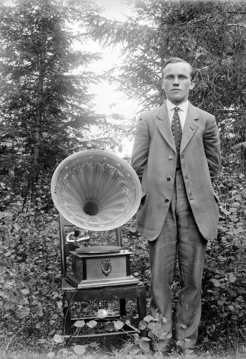 Engebret Dalen Olsen, ukjent mann, sveivegrammofon.