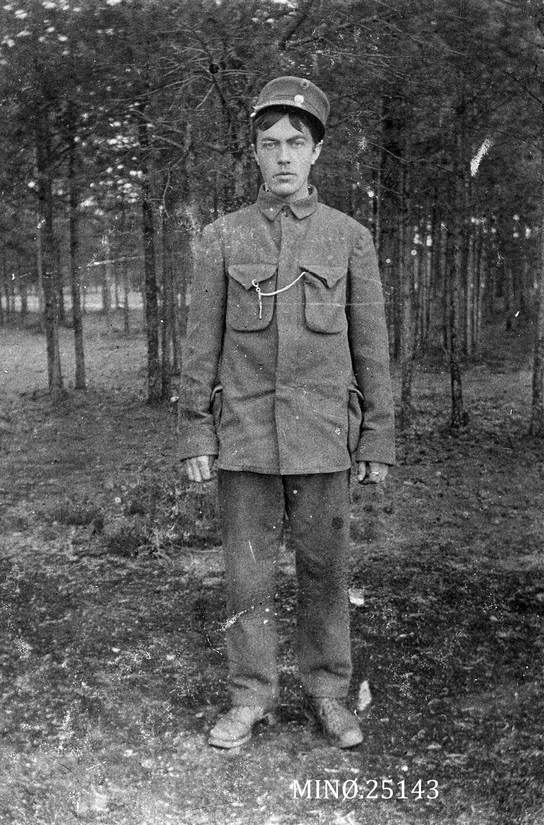 Ukjent, Portrett av Reinhardt Hårdnes (født 1896) som soldat.