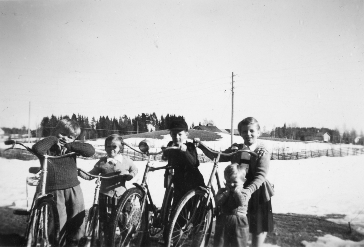Ukjent, Barn, vår, sykkel. F.v. Bjørn M. Eriksen, Marit Eriksen g. Høilund, Jan Neby, Eva Eriksen g. Hagemann, foran Erik Arne Eriksen. Haga, 82-13, Vang.