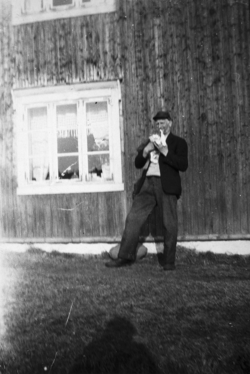 Ukjent, Johan Stensby f. 1896, i solveggen, Skaalerud Øvre. Ca. 1930. 86-1. Skålerud, Vang H.
