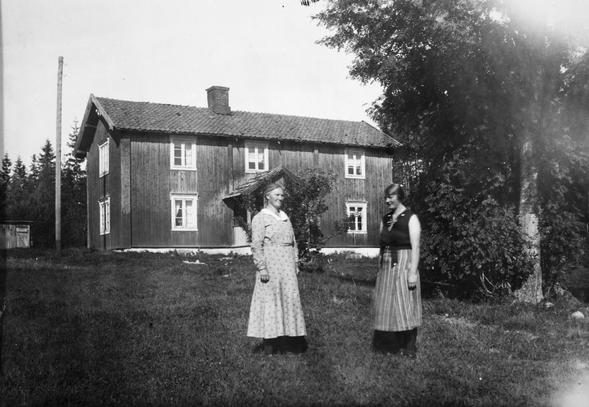Ukjent, Anne Lillehagen f. 1894, Elisabeth A. Lillehagen f. 1914, i hagen på Skaalerud, øvre. 86-1. Skålerud, Vang H.