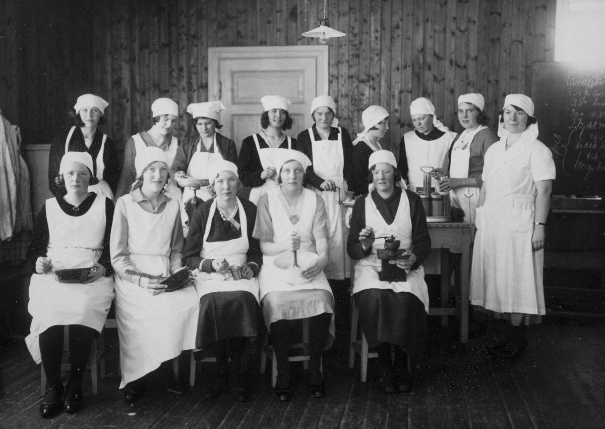 Ukjent, Lunden skole, kokkeskole, matstellkurs, kjøkkenredskaper, Vang H. ca. 1930. Nr. 5 f.v. bakerst Elisabet Andrea Lillehagen.