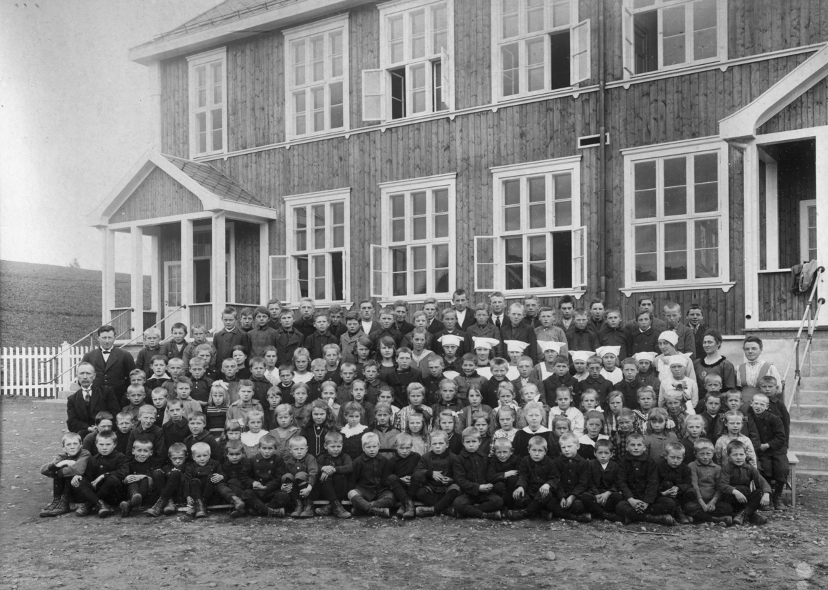 Ukjent, Lunden skole, Vang H. Gruppe elever og lærere foran skolebygning. Lærer Hordvei, ukjente elever, ca. 1930.