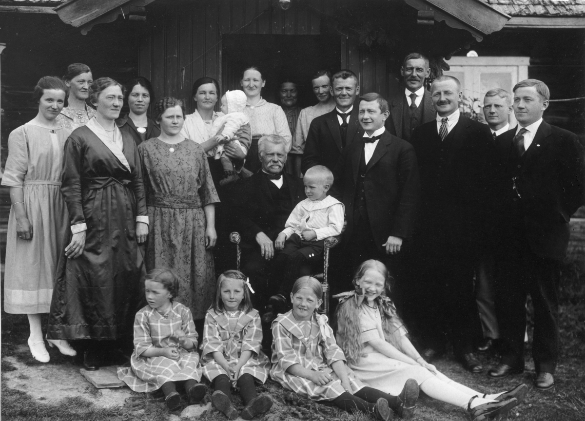 Ukjent, Tømte 46-5, Vang H. Mikkel Nilsen Skjeseths 70 årsdag 1923. Familiegruppe. Foran sitter barnebarna, Borghild Tømte, Ellen Tømte, Berthe Tømte, Borghild Andersen. Stående f.v. Marie Skjeseth, Ingeborg Nybakken f. Tømte, Pernille Andersen, f. Tømte, Anne Tømte f. Palerud, Mina Tømte, Karen Tømte f. M…