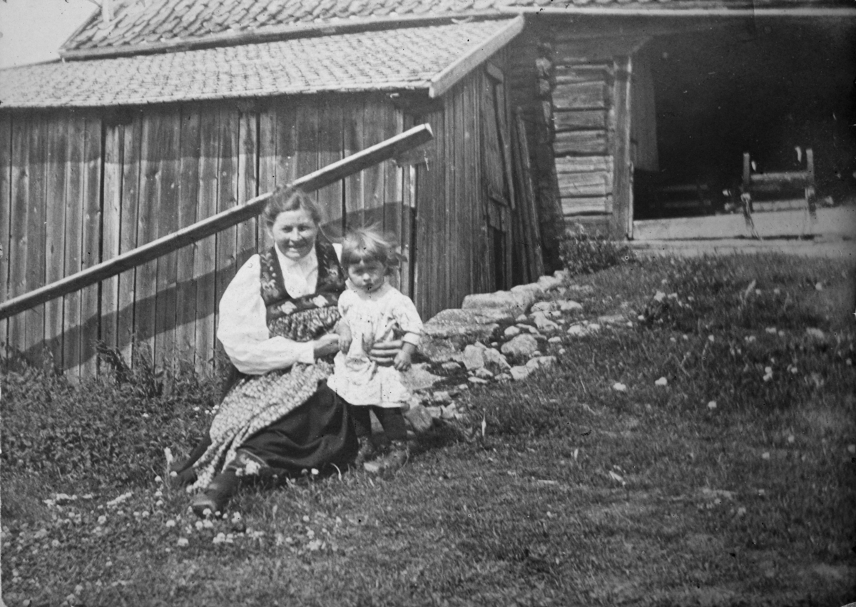 Ukjent, Vestre Arnseth 164-1. F.v Olava Holter Økelsrud f. 1878, fra Stor Vindhol og Anne Arnseth f. 1919, g. Myhr i Ringebu.
