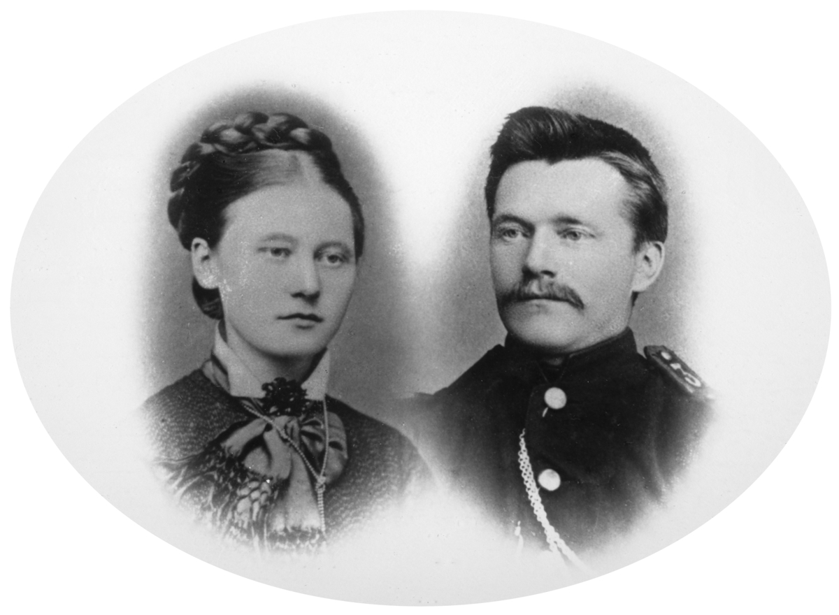 Ukjent, Tømte, 46-5, Vang. Berthe Skjeseth, f. Tømte 28.06.1860, d. 13.01.1899. Mikkel Nilsen Skjeseth f.23.06.1860, d. 21.05.1935. Portrett, ektepar.