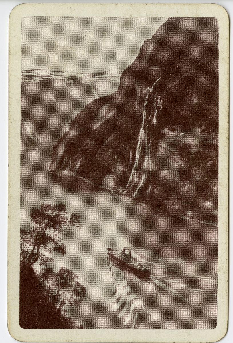 Anders Beer Wilse, Spillkort. Landskap med fjord, fjell og cruisebåt.