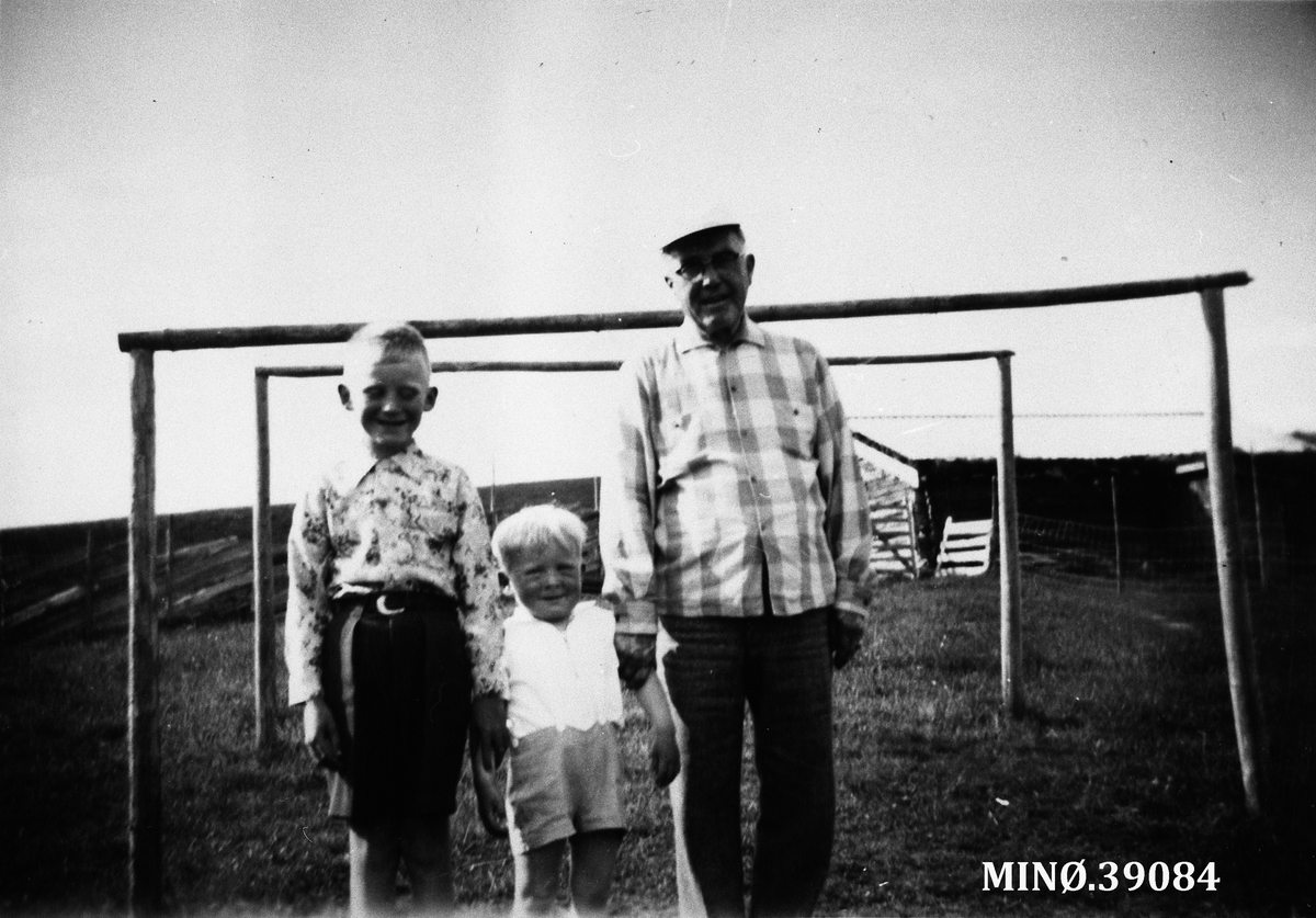 Ukjent, Gurin og Jørgen Hoel, Øystein Lunaas (Amerika, søkenbarnet til Simon Hoel)