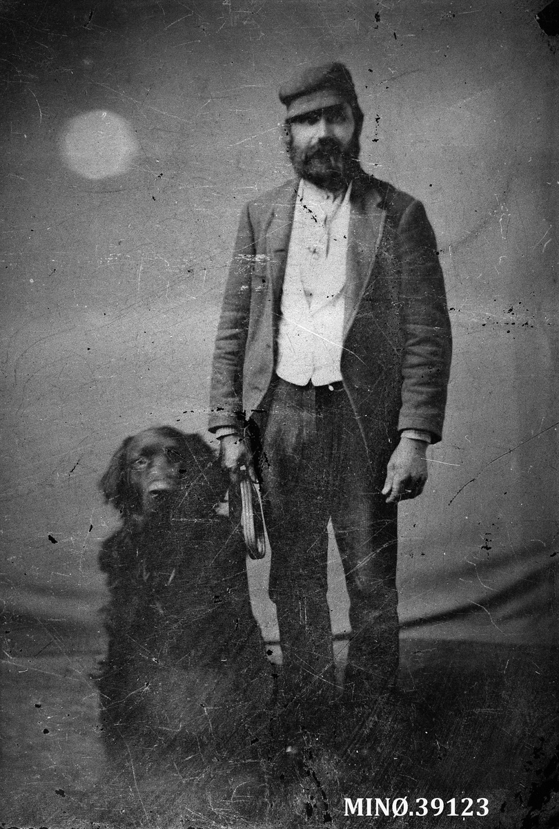 Ukjent, Portrett av mann med hund - Jon (født Framistuen Holen 1830)