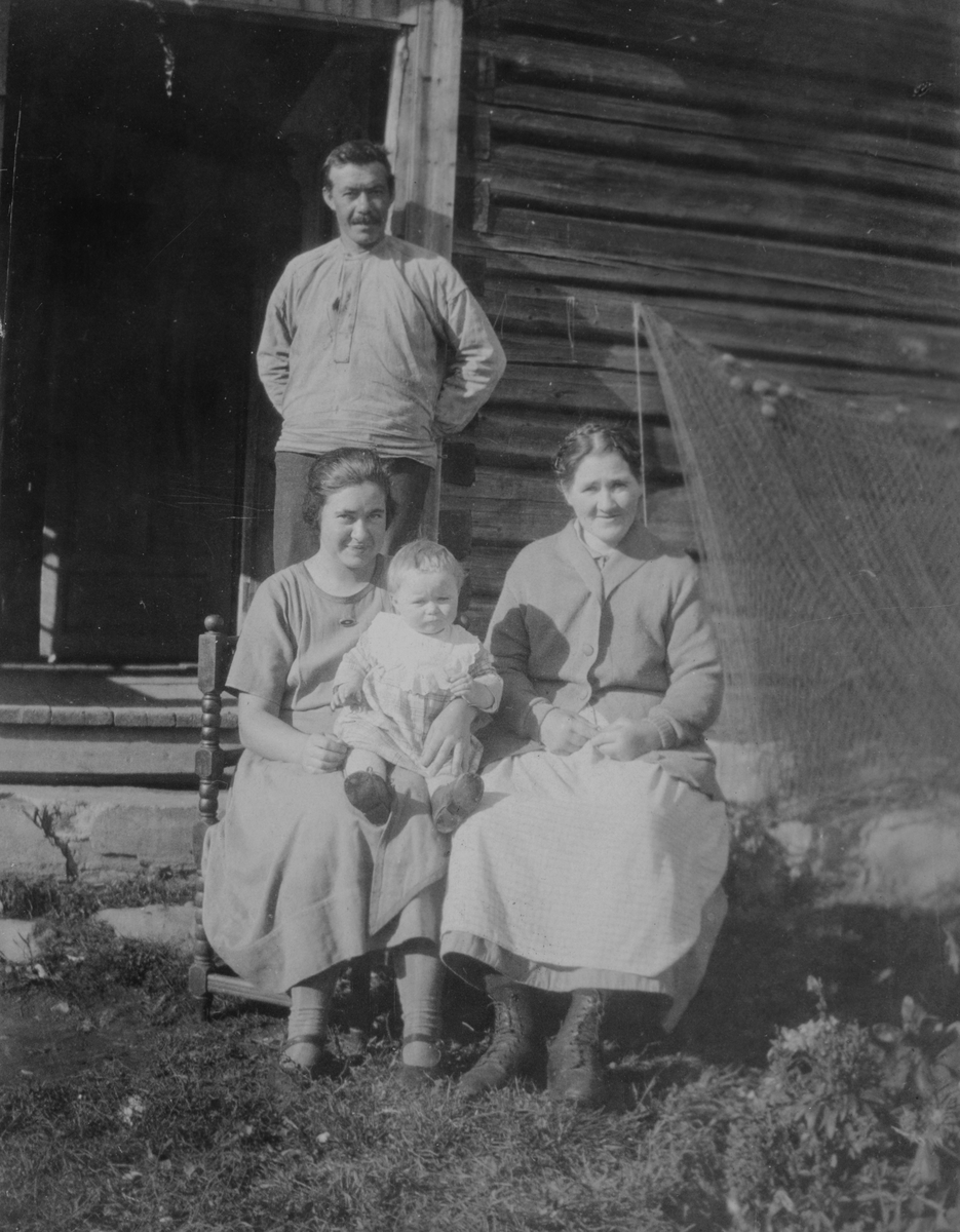 Ukjent, Skogli, Ottestad, familiegruppe. Bak, Johan Olsen. Foran Signe Olsen, Johanne Olsen, Lina Olsen.
