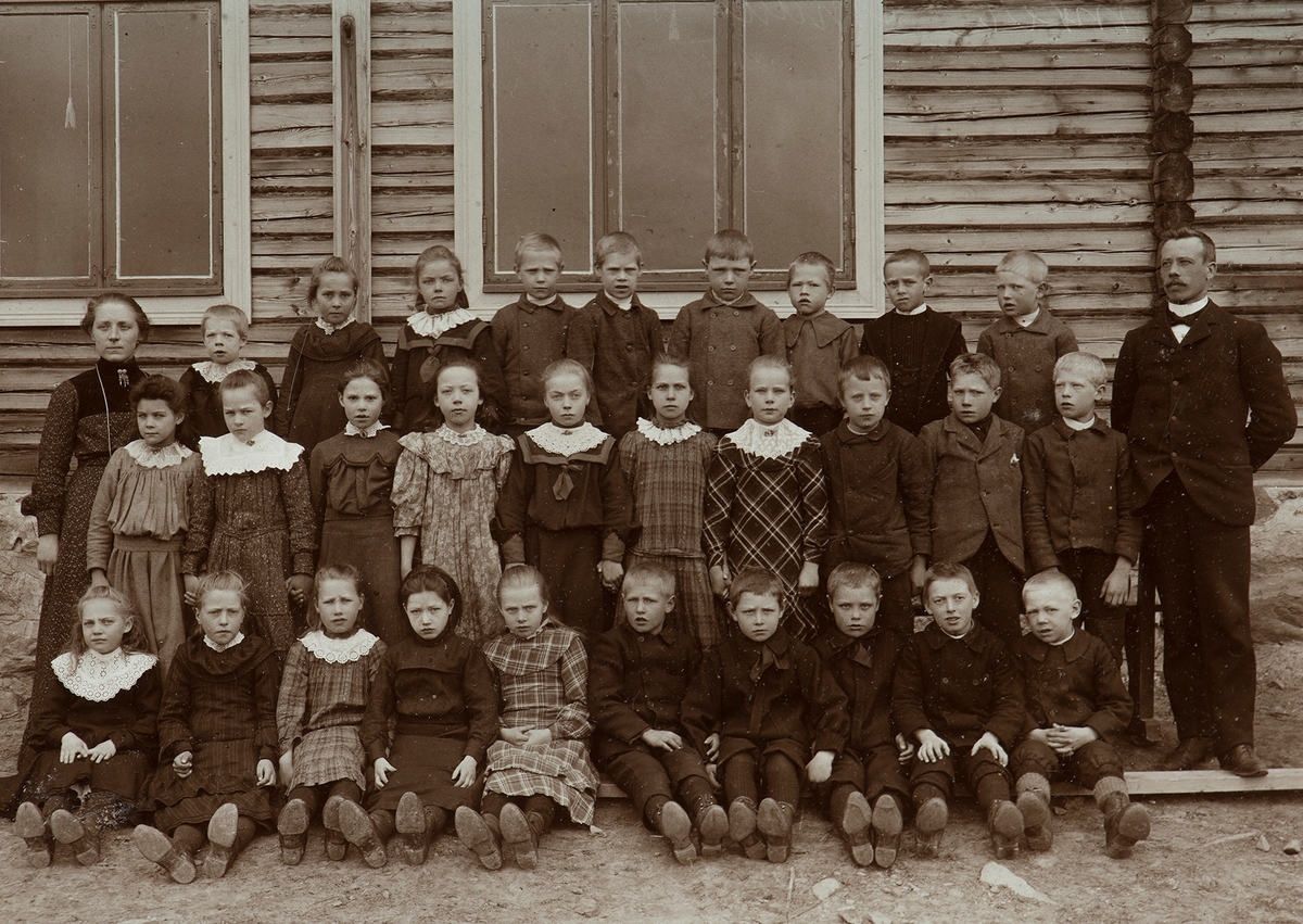 Anno Domkirkeodden, Tomter skole, Vallset, gruppe lærere og skoleelever. 1. rekke f.v. Martha Tøsti g. Bjørndalen f. 31.08.1896, Anna Lie f. 25.06.1896, Hilda Holmen f. 10.05.1895, ukjent, ukjent, ukjent, ukjent, Ivar Tøsti f. 07.05.1896, Johan Tøstiengen f. 12.03.1895. 2.rekke f.v. ukjent, ukjent, ukjent, Mina Hval g…