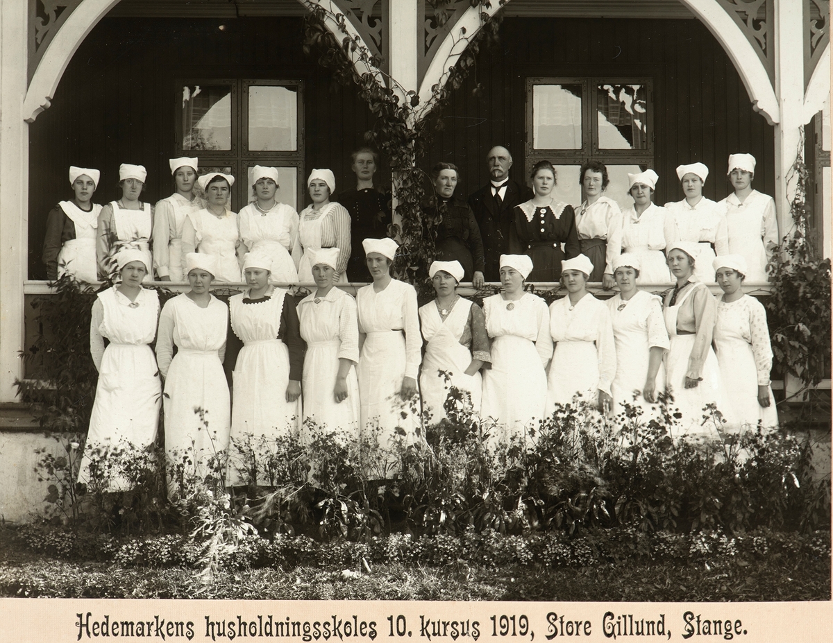 Christian Grundseth, Hedemarkens husholdningskoles 10. kursus 1919, Store Gillund, Stange. Gruppe elever, lærere.