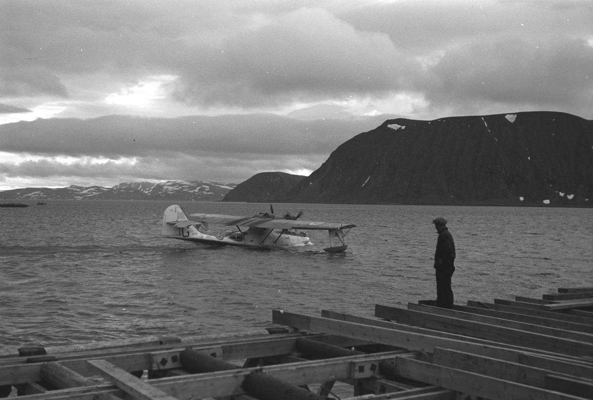 Ola Hanche-Olsen, Gjenreisning i Honningsvåg. En Catalina-flybåt i havn. Foran en kai under bygging. 1946/47.