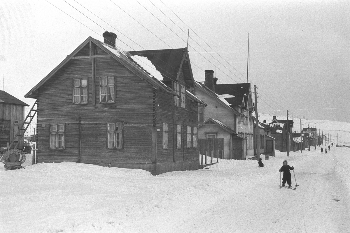 Ola Hanche-Olsen, Gjenreisning. Vadsø, langs veien til Vardø. Påske 1947.