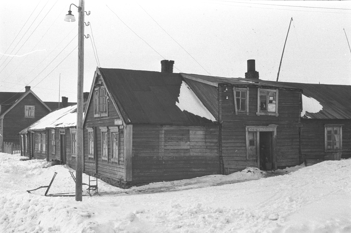 Ola Hanche-Olsen, Gjenreisning. Gamle hus i Vadsø. Påske 1947.