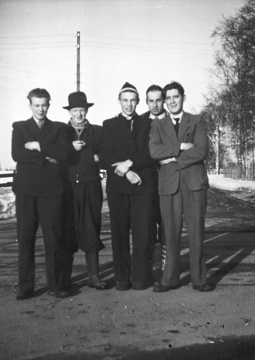 Ukjent, F.v. Arne Myhre, Ole Lystad, Arne Olsen, Arne Bakken, Ivar Hagelund, vegkrysset ved Ottestad kirke.