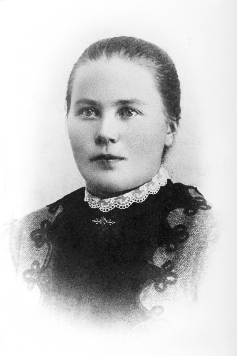 Ukjent, Berthea Andreasdatter 30.08.1879-09.08.1938. gift m. Karl Petter Johan Paulsberg 03.01.1903. 2.juni 1945 ble Ottestad kommunistiske parti stiftet. Karl Paulsberg var første formann. Berthea var også aktiv kommunist.
