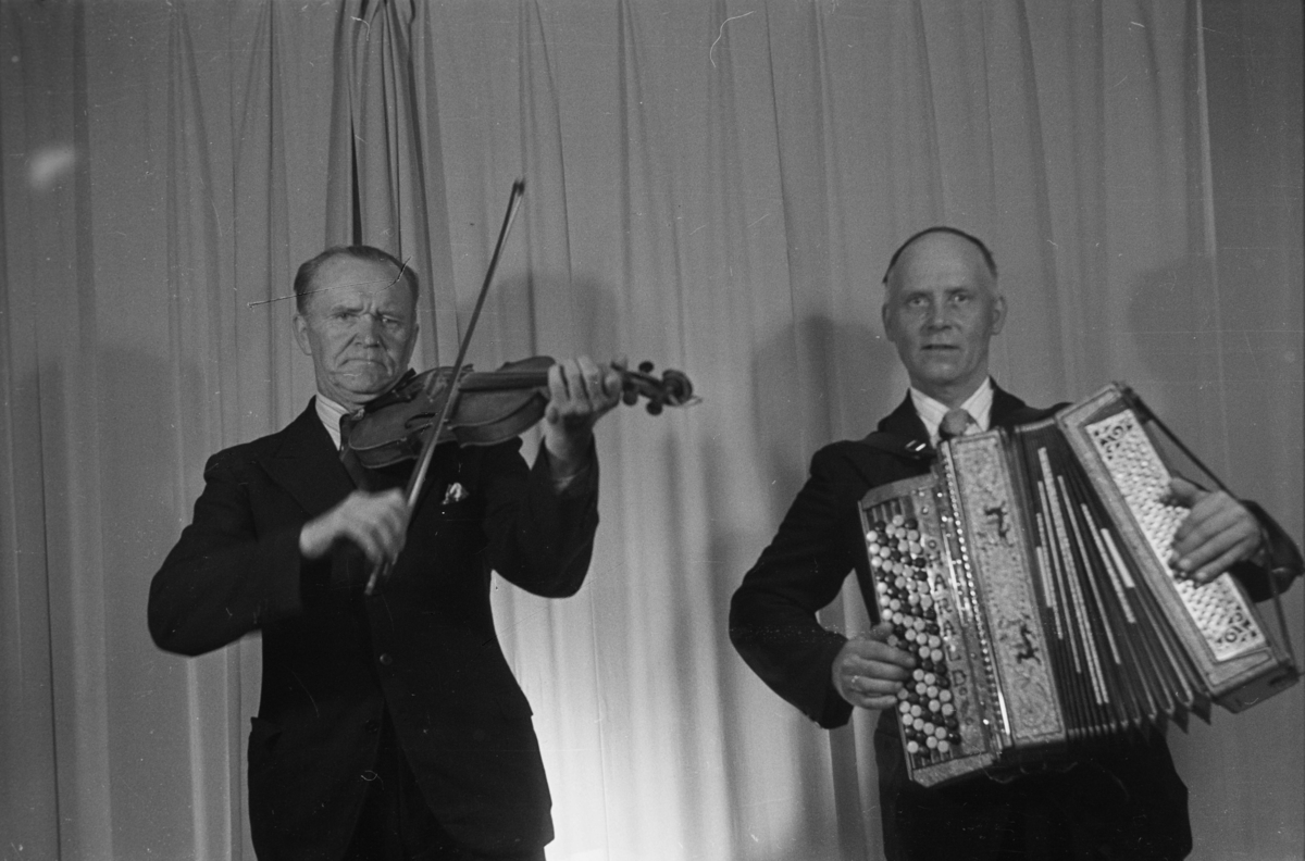 Unknown artist, To musikere,en med fiolin og andre med trekkspill