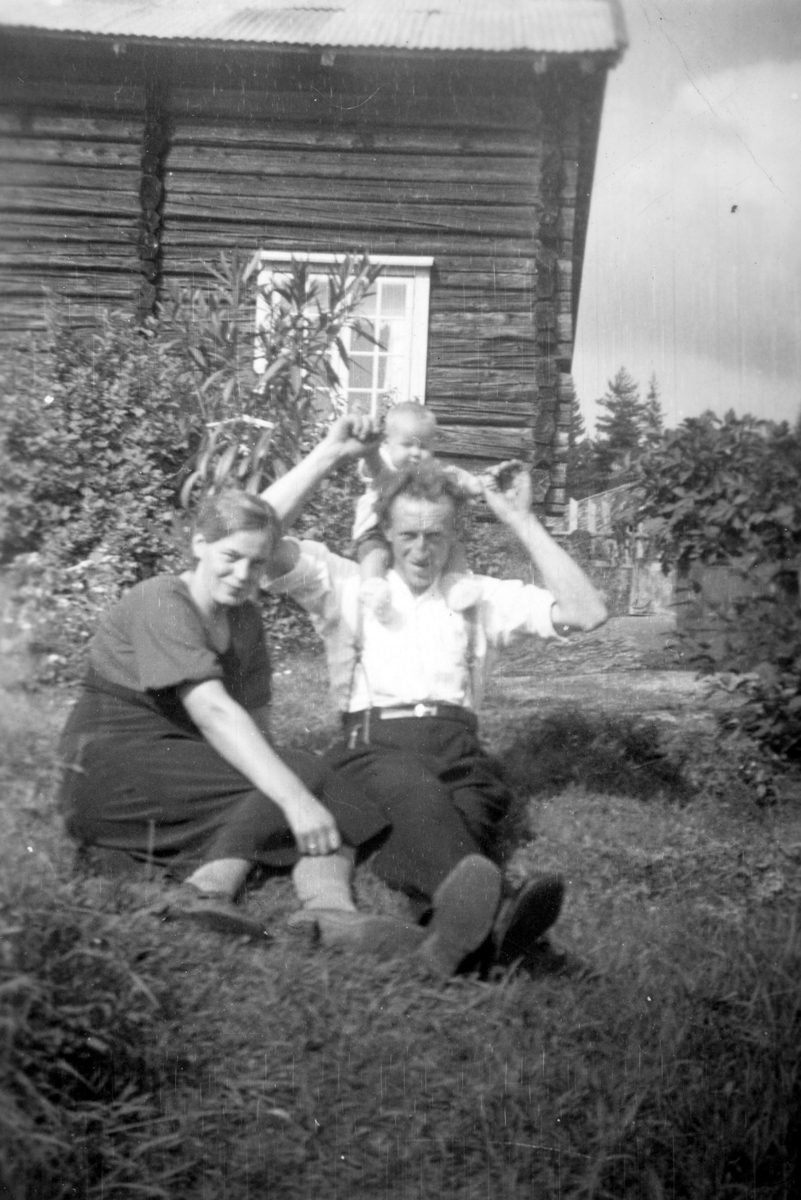 Ukjent, Aslaug Løvås, Johan Løvås, barn, Bjørnhild Løvås. Sørlia ii Stange Prestegårdsmark.
