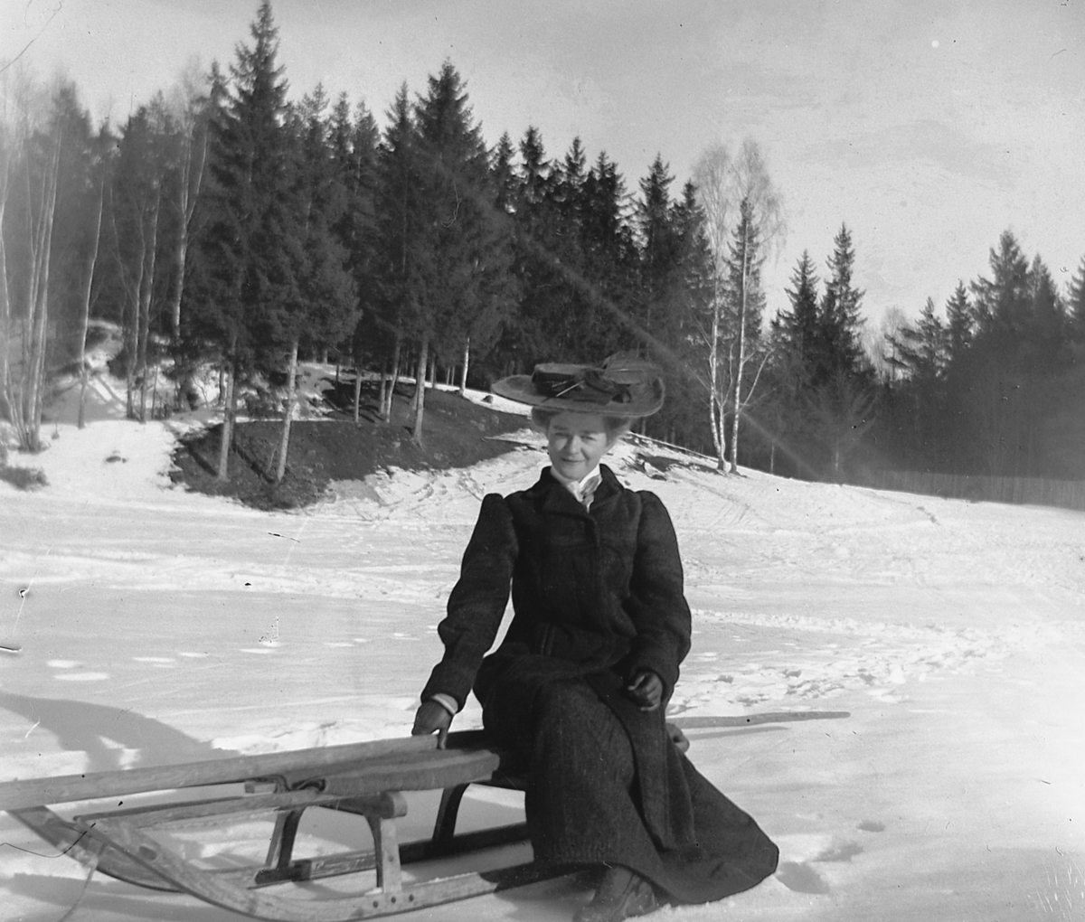 Johs. (Johannes) Johannessen, Aagot Johannessen, kjelke, aking, vinter, kvinnedrakt, hatt, Greveløkka, Ankerskogen, Hamar.