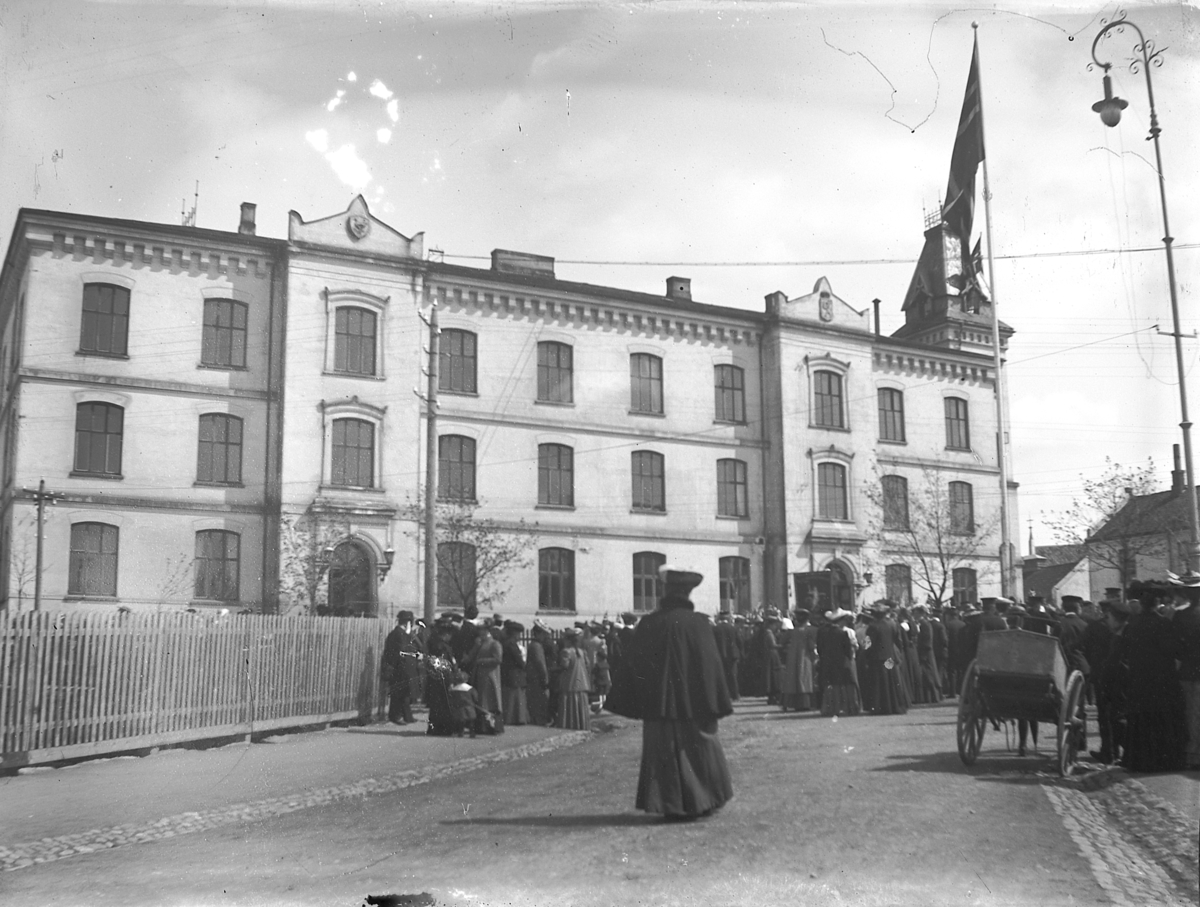 Johs. (Johannes) Johannessen, Midtbyen skole, Grønnegata, Hamar. Gateparti, 17.mai. Nasjonaldag.