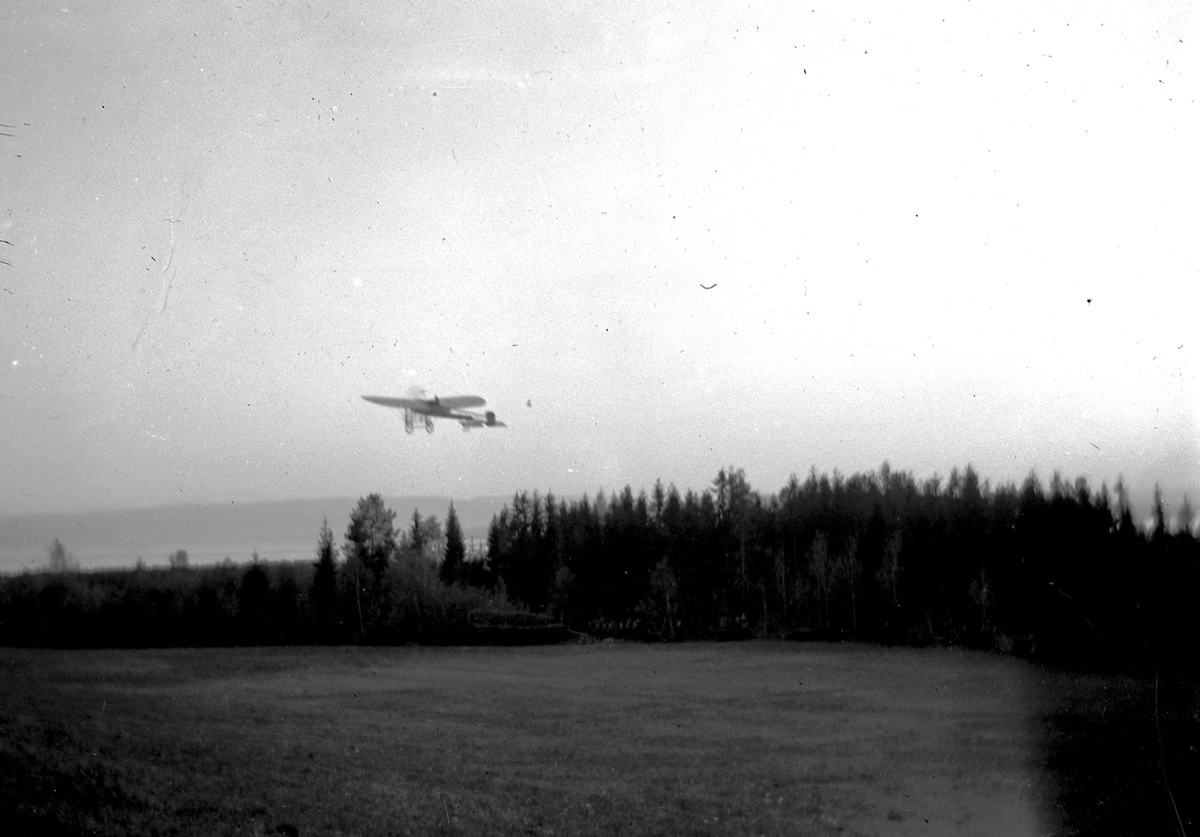 Johs. (Johannes) Johannessen, Et fly tar av fra et jorde, ukjent sted.