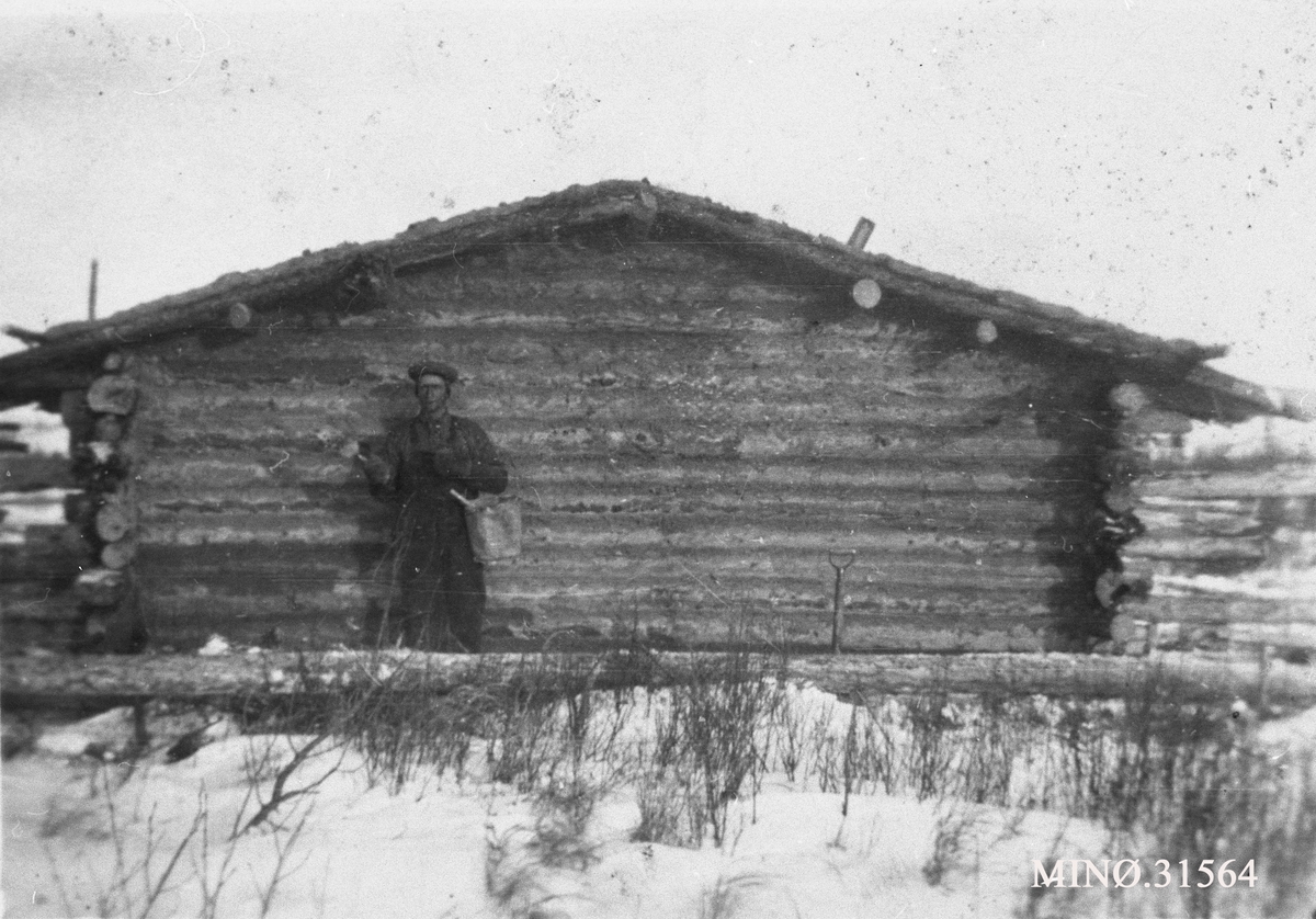 Ukjent, Mann foran hytte