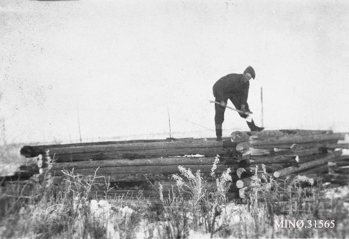 Ukjent, Mann bygger hytte