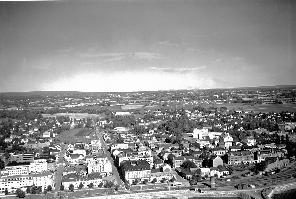 Widerøes Flyveselskap A/S, FLYFOTO FRA STRANDGATA, HÅKONSGATE, VANGSVEGEN, PARKGATA, HAMAR STASJON, MOT VANG