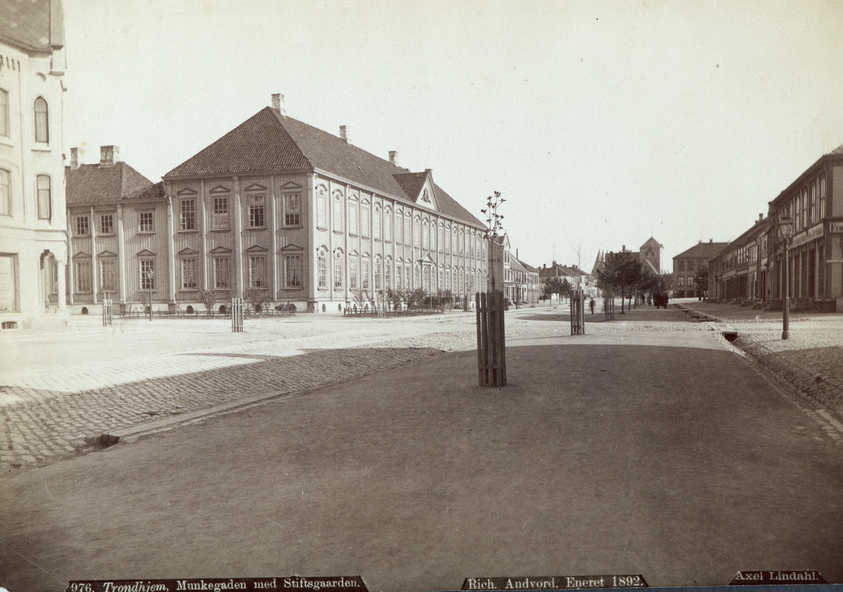 Axel Lindahl, Trondheim, Munkegata, Stiftsgården.