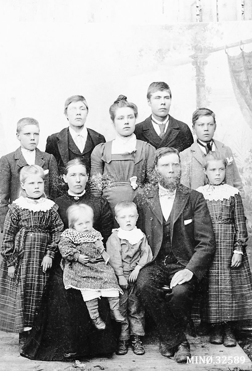 Henrik Augustinsson Stinessen, Familiebilde. hans Pederson Husom med huslyd.