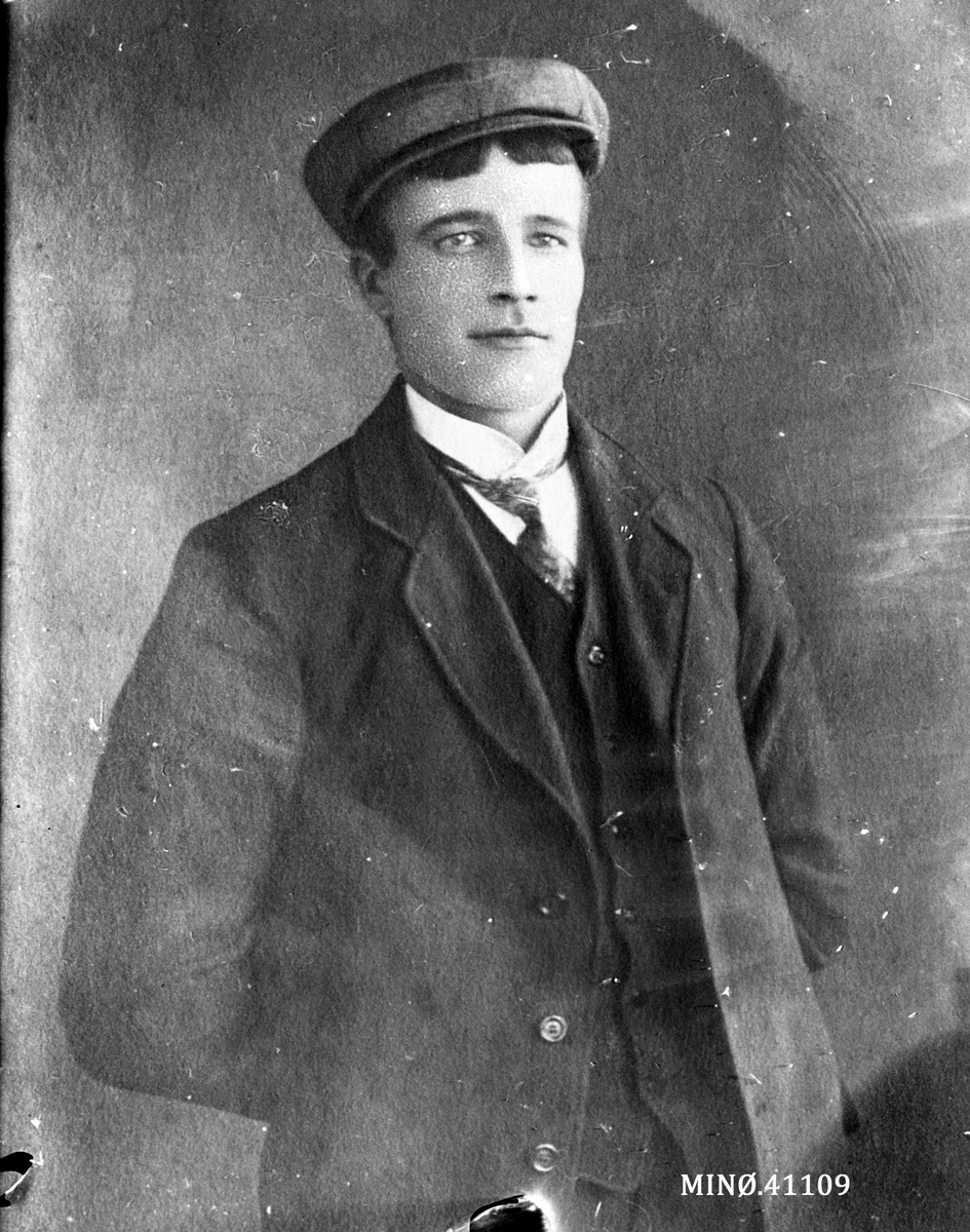 Oscar Holte, Portrett av mann. Repro. Fors.