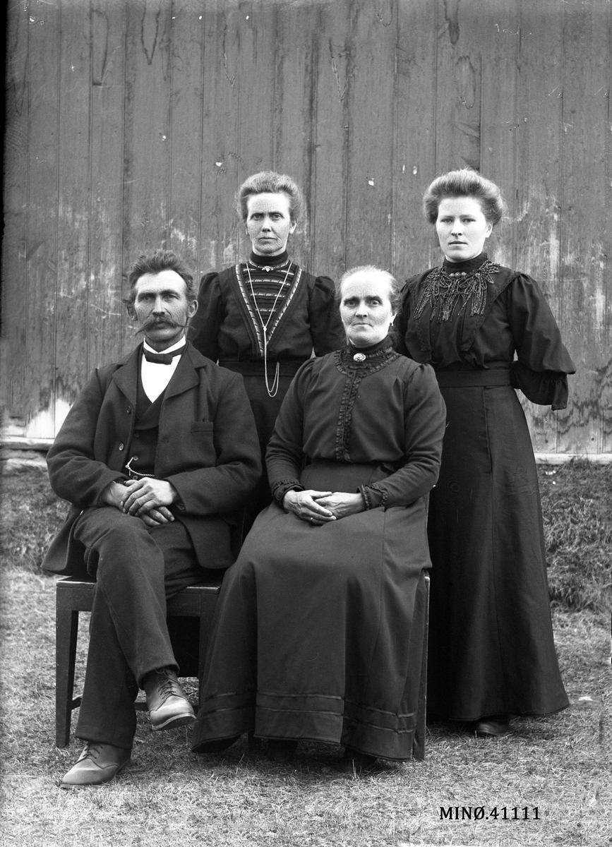 Oscar Holte, Portrett av familie - Esten (Lilleholmen) Ryen (19.7.1860-10.1.1938)
