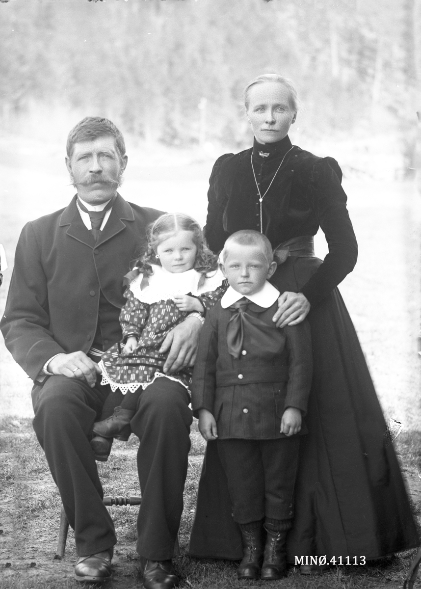 Oscar Holte, Portrett av familie - Ole Toresen med kone og barn