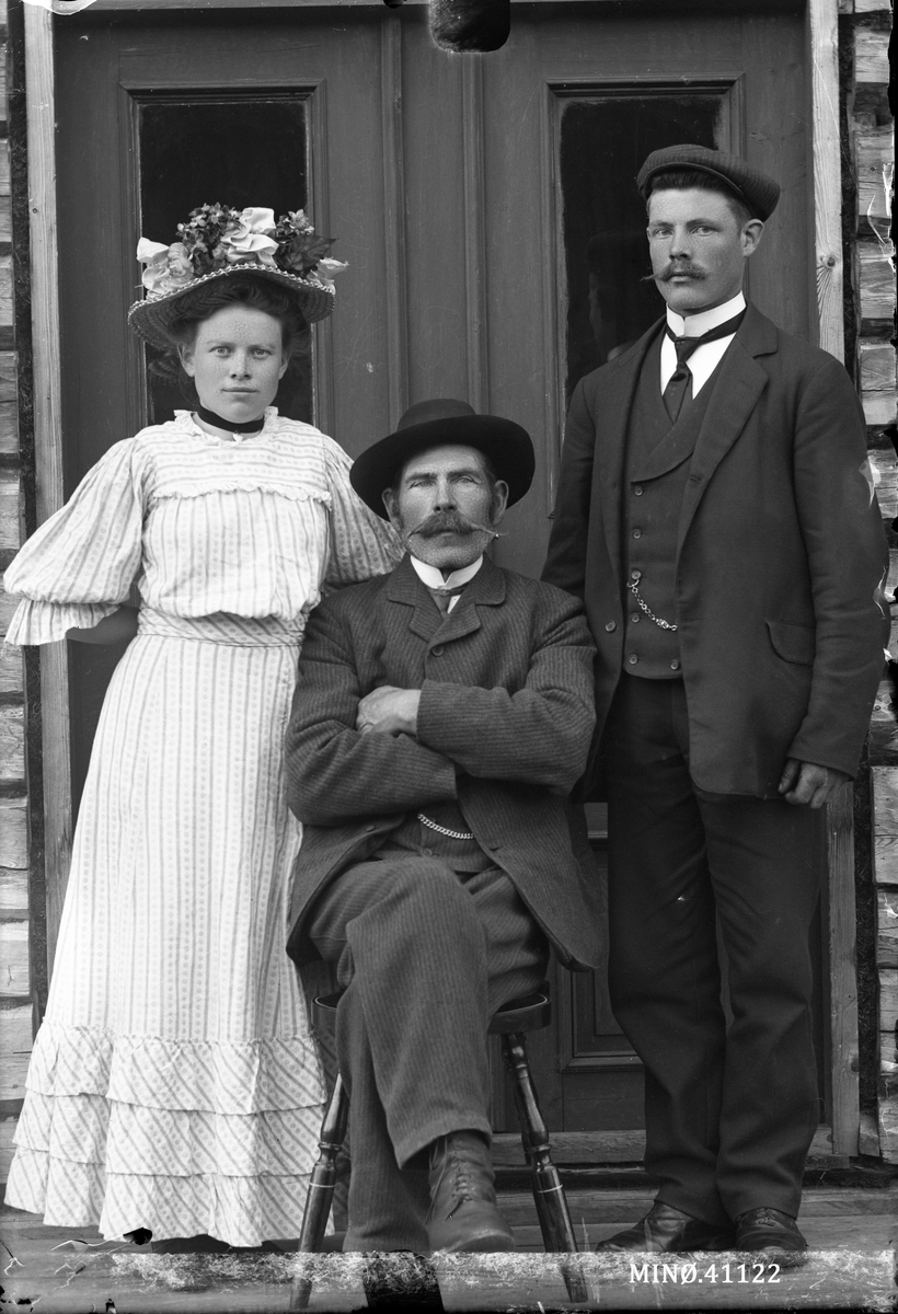 Oscar Holte, Portrett av kvinne og to menn. M. Pedersen.