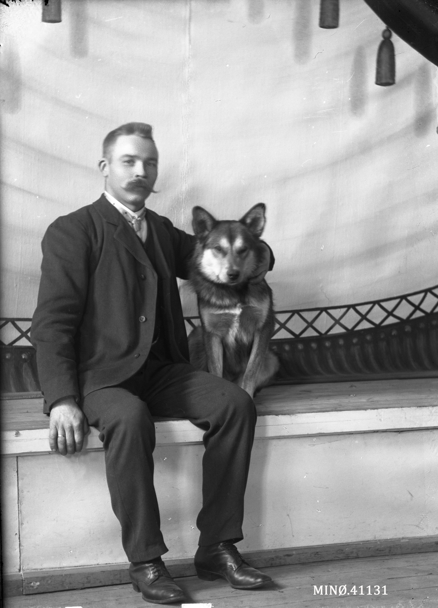Oscar Holte, Portrett av mann med hund. Olsen