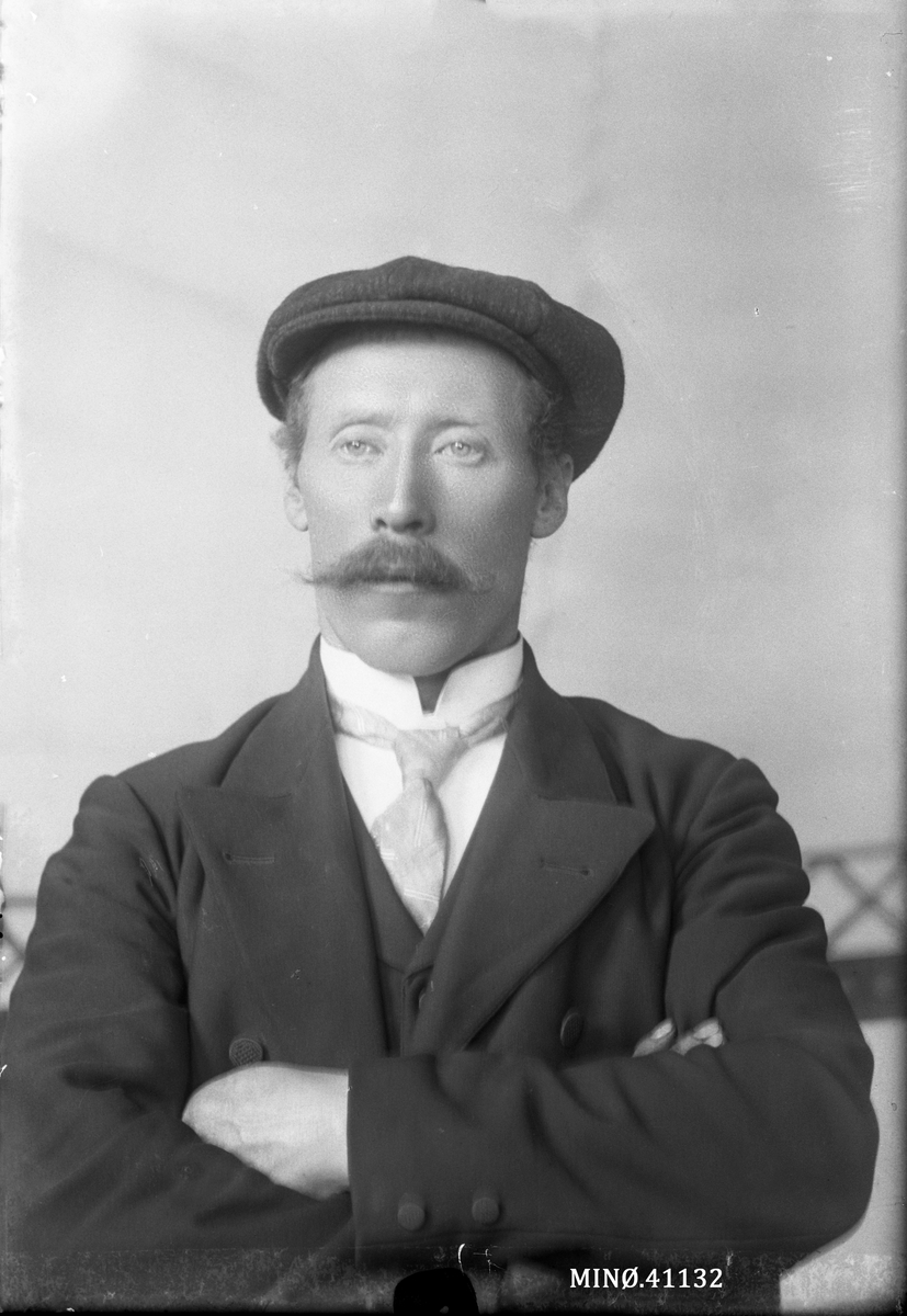 Oscar Holte, Portrett av mann. J. Helland