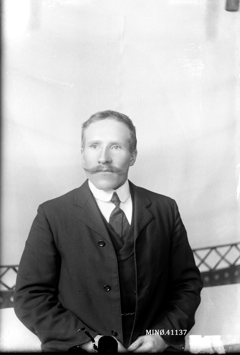 Oscar Holte, Portrett av mann. H. Meli.