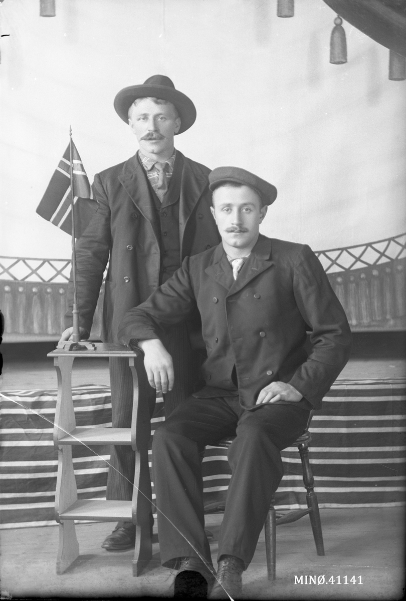 Oscar Holte, Portrett av to menn. Hans Vatnan den ene.