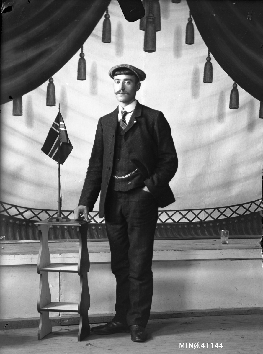 Oscar Holte, Portrett mann. Johan Aure.