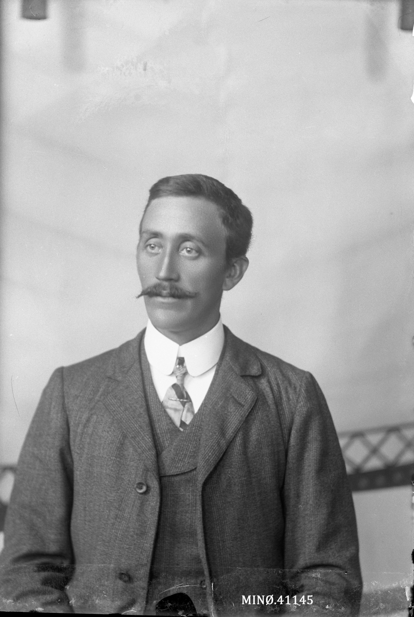 Oscar Holte, Portrett mann. J. Ytterhaug
