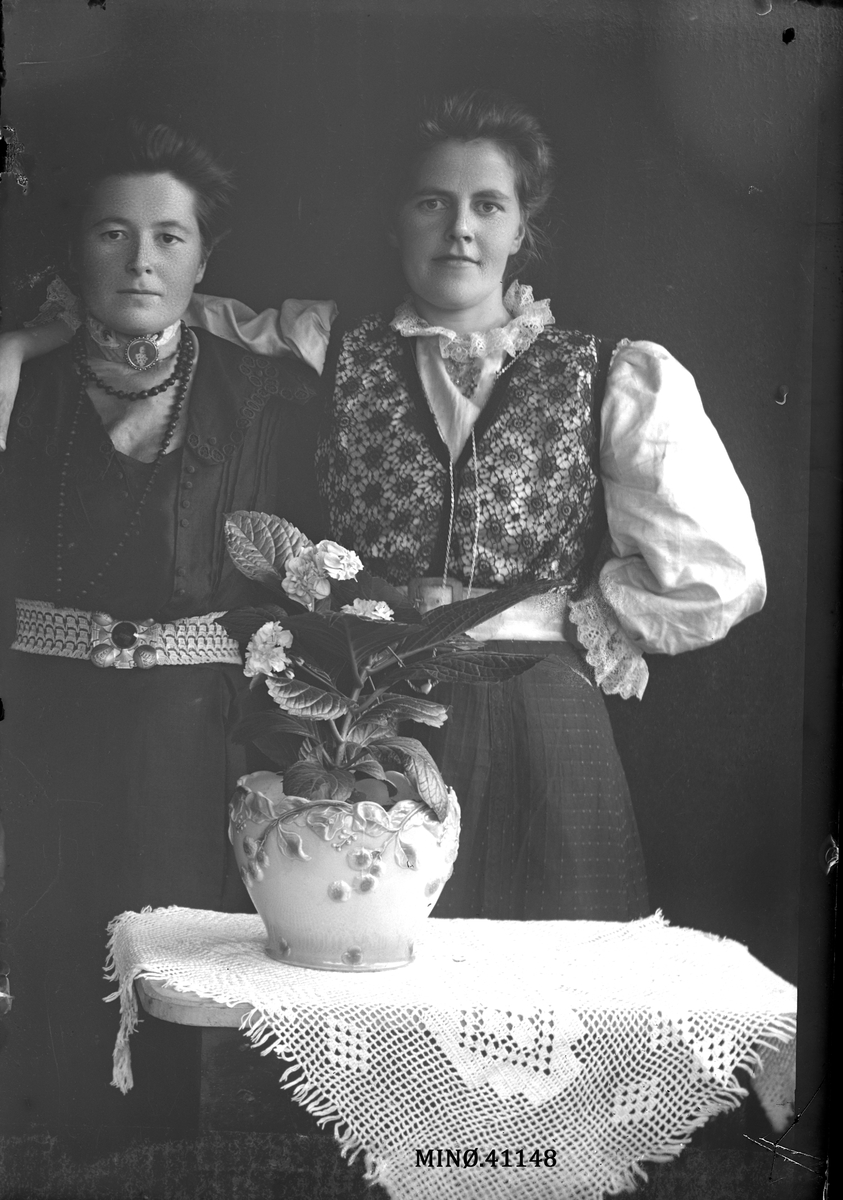 Oscar Holte, Portrett av to kvinner.