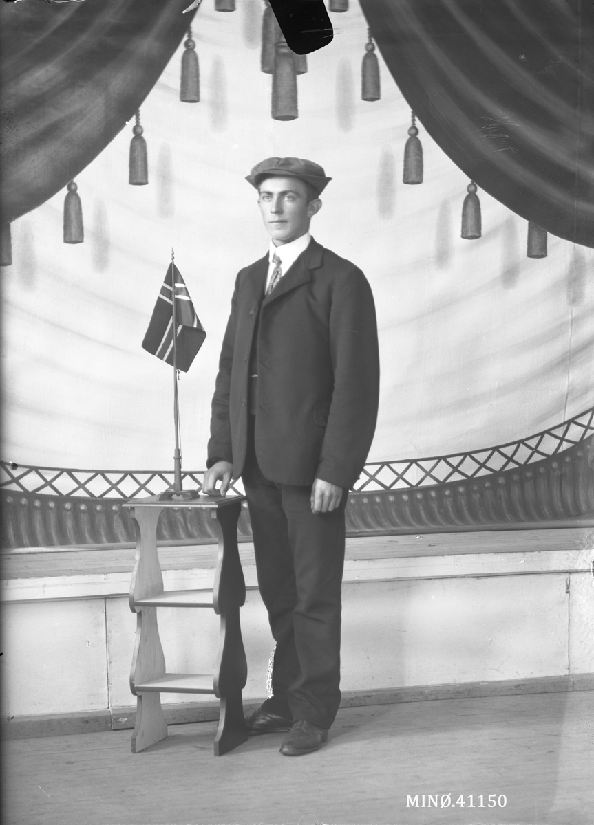 Oscar Holte, Portrett av mann.Olaf Skjæret