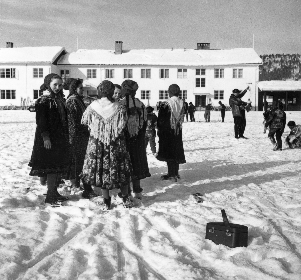 Virginia Raymond Davidson, Skolebarn foran Karasjok folkeskole 1958.