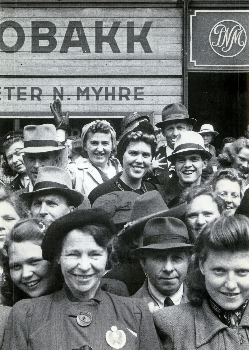 Anders Beer Wilse, Fra fredsdagene i 1945. Publikum oppstilt utenfor Myhres Tobakksforretning på Karl Johans gate.