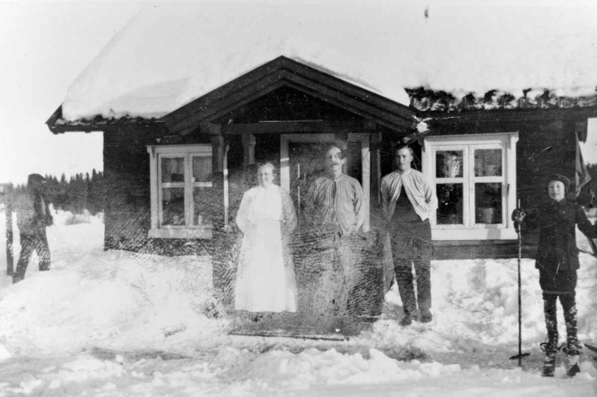 Anno Domkirkeodden, EKSTERØR: BOLIG GRANLI UNDER RYEN, GRUPPE: 4 FAMILIEN GRANLI, BERIT GRANLI, SYVERIN GRANLI, SIGURD GRANLI, BIRGER GRANLI, VINTER.