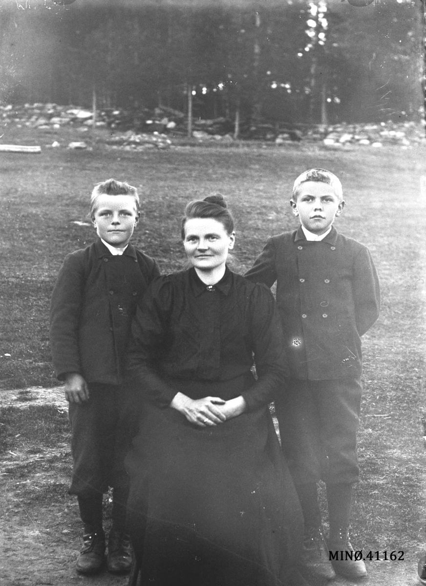 Oscar Holte, Mor med to sønner.