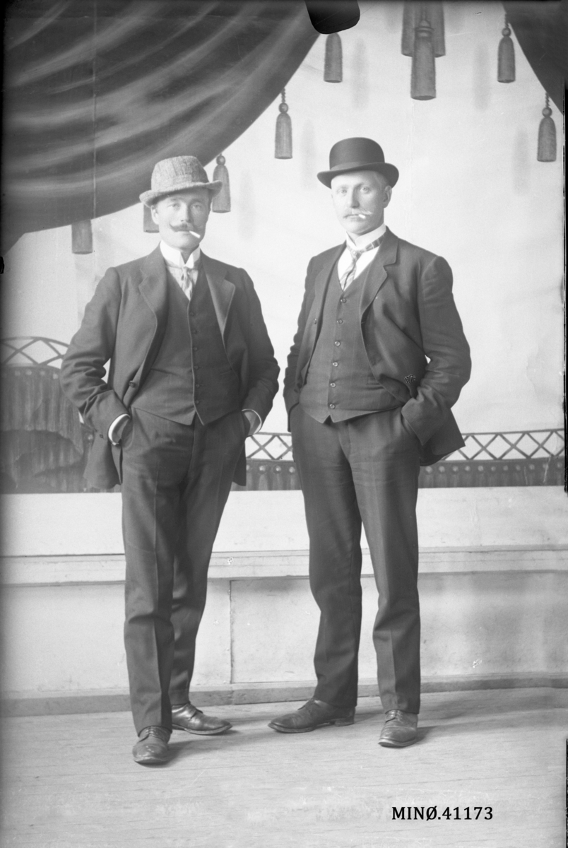 Oscar Holte, Portrett av to menn