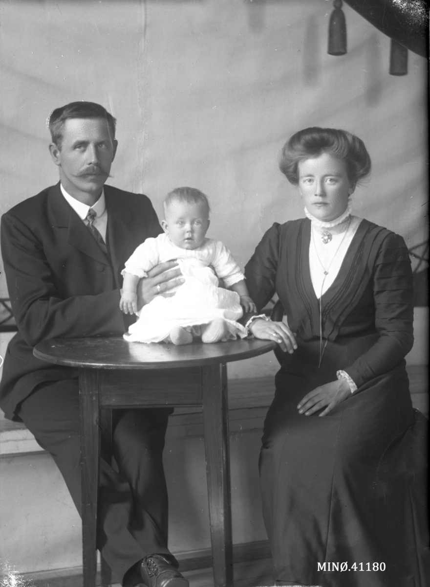 Oscar Holte, Portrett av liten familie